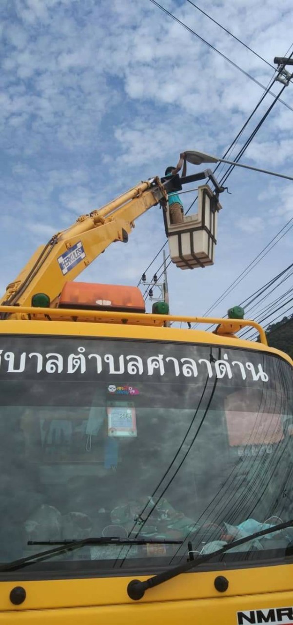 ทต.ศาลาด่าน ดำเนินการซ่อมแซมไฟฟ้าแสงสว่างสาธารณะตั้งแต่ชุมชนบ้านคลองดาว ไปจนถึงหน้า รร.ชุมชนบ้านศาลาด่าน